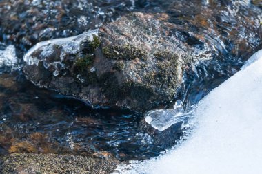 Kaba Nehri üzerinde buz erime. Bahar geliyor.