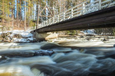Uzun pozlama fotoğrafı. Jokelanjoki, Kouvola, Finlandiya 'da baraj ve eşiği