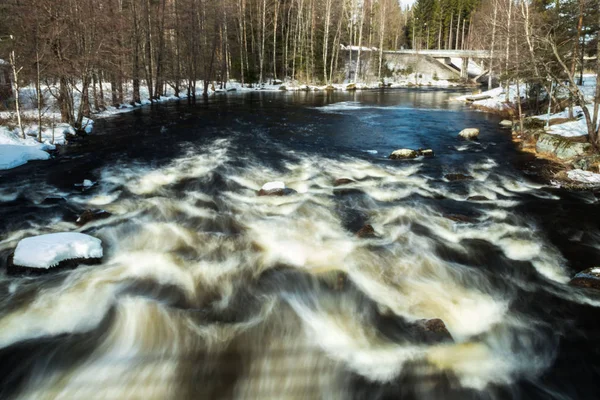 Långt exponeringsfoto. Grov älv Jokelanjoki och stenar i vatten, Kouvola, Finland. — Stockfoto