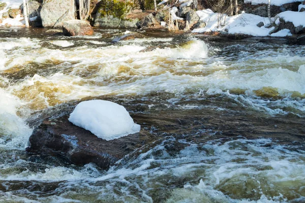 Грубая река Йокеланджоки и камни в воде, Коувола, Финляндия. — стоковое фото