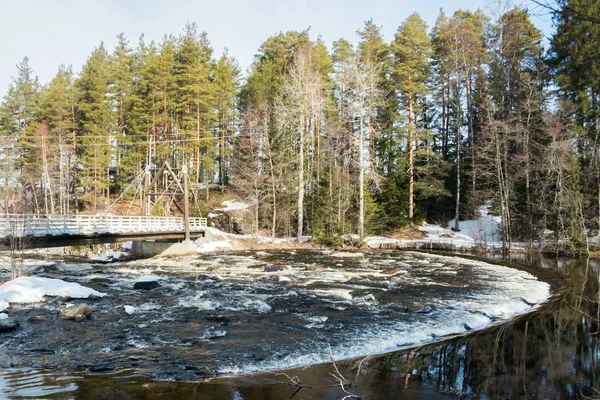 Плотина и порог на реке Джокеланйоки, Коувола, Финляндия — стоковое фото