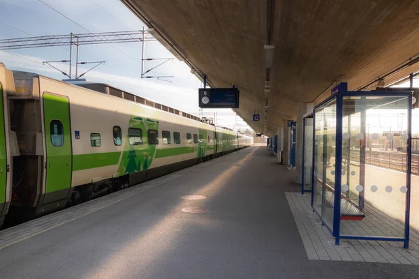 Kouvola, Finlandia - 18 de abril de 2019: Tren en la estación por la mañana — Foto de Stock