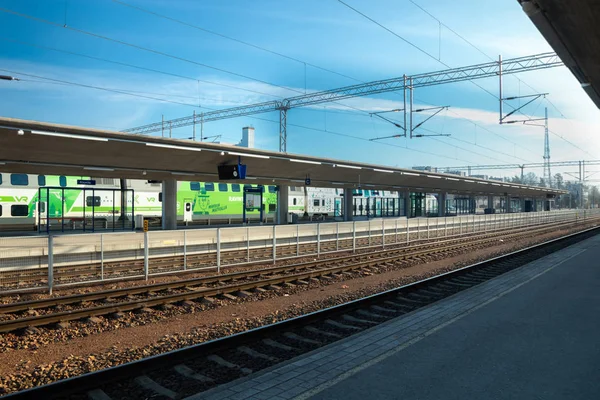 Kouvola, Finland-18 april 2019: tåg på stationen på morgonen — Stockfoto