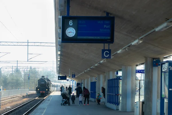 クヴォラ、フィンランド - 2019年4月18日:乗客は朝駅で蒸気機関車ウッコペッカを待っています. — ストック写真