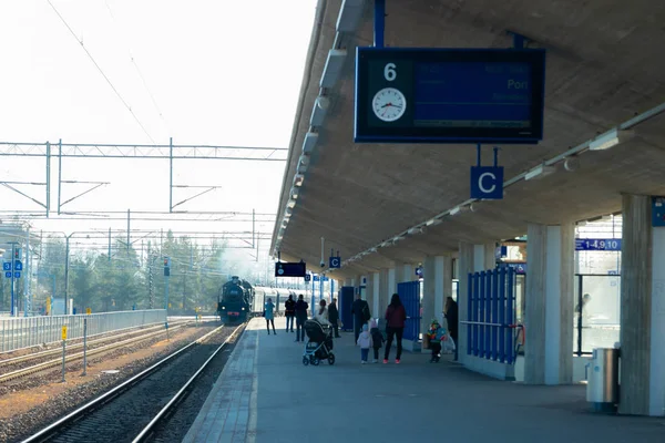 Kouvola, Finlandia - 18 de abril de 2019: Los pasajeros esperan el tren de vapor Ukko-Pekka en la estación por la mañana . — Foto de Stock