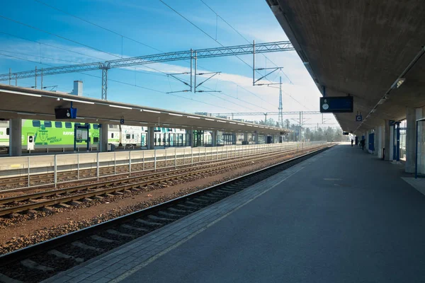 クヴォラ、フィンランド - 2019年4月18日:朝の駅で電車 — ストック写真