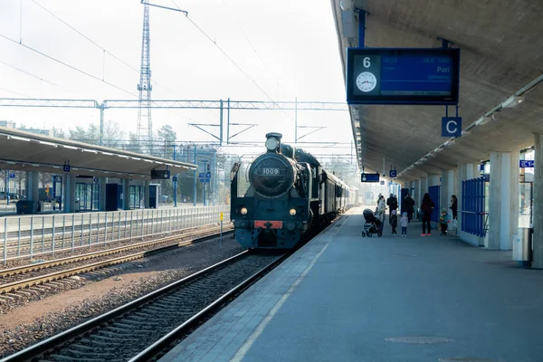 Kouvola, Finlandia - 18 de abril de 2019: Los pasajeros esperan el tren de vapor Ukko-Pekka en la estación por la mañana . — Foto de Stock