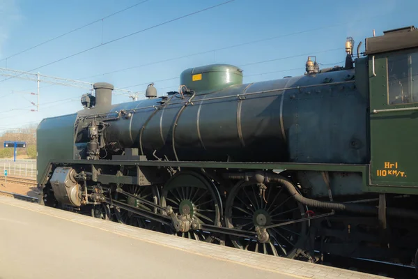 Kouvola, Finlandia - 18 de abril de 2019: El viejo tren de vapor Ukko-Pekka en la estación por la mañana . — Foto de Stock