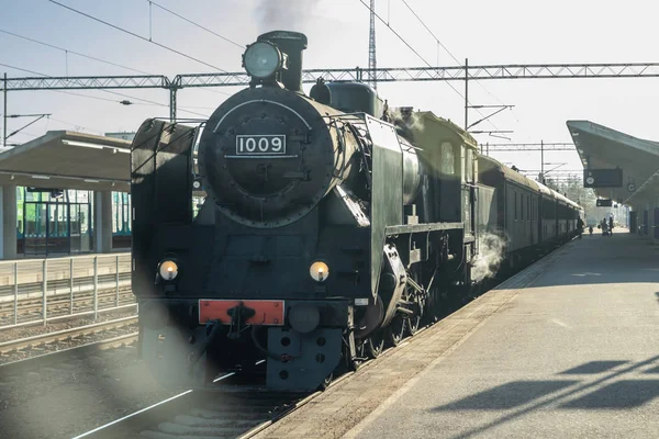 Kouvola, Finlandia - 18 de abril de 2019: El viejo tren de vapor Ukko-Pekka en la estación por la mañana . — Foto de Stock