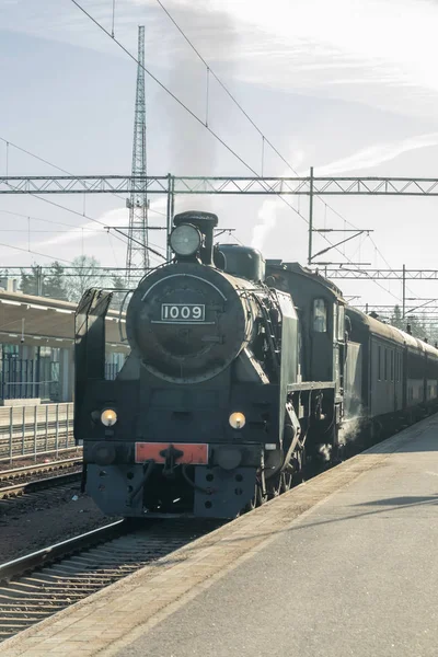 Kouvola, Finsko – 18. duben 2019: starý parní vlak Ukko-Pekka odjíždí ráno ze stanice. — Stock fotografie