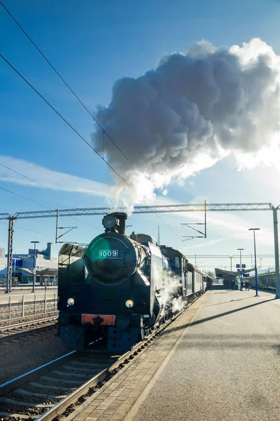 Kouvola, Finlandia - 18 de abril de 2019: El viejo tren de vapor Ukko-Pekka sale de la estación por la mañana . — Foto de Stock