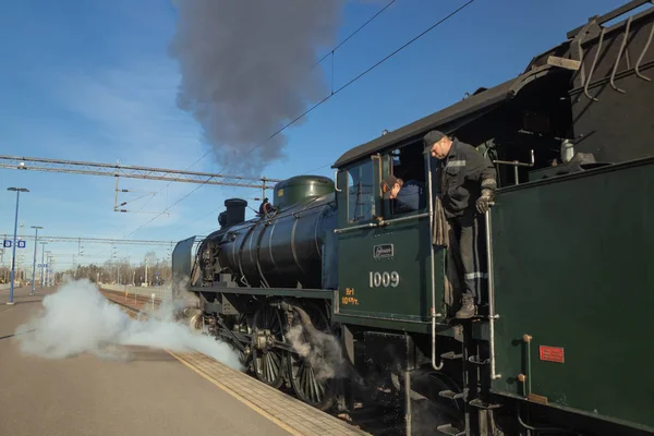 Kouvola, Finlândia - 18 de abril de 2019: Velho trem a vapor Ukko-Pekka sai da estação de manhã . — Fotografia de Stock