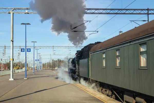 Kouvola, Finsko – 18. duben 2019: starý parní vlak Ukko-Pekka odjíždí ráno ze stanice. — Stock fotografie