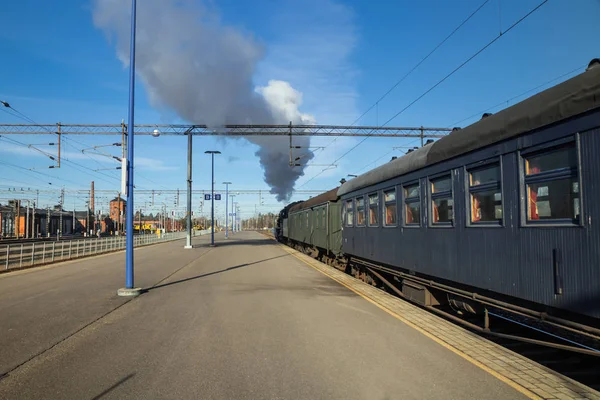 Kouvola, Finland - April 18, 2019: Old steam train Ukko-Pekka is leaving the station at morning. — Stock Photo, Image