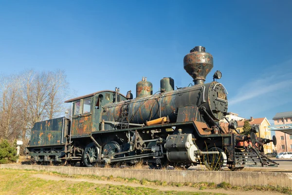 Kouvola, Finland-18 april 2019: gammalt ånglok som utställning på Kouvola järnvägsstation i Finland. — Stockfoto