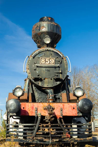 Kouvola, Finlandia - 18 de abril de 2019: Antigua locomotora de vapor como exposición en la estación de tren de Kouvola en Finlandia . — Foto de Stock
