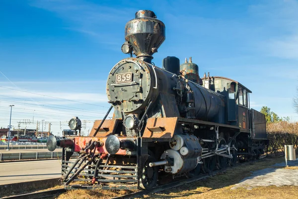 Kouvola, Finlandia - 18 de abril de 2019: Antigua locomotora de vapor como exposición en la estación de tren de Kouvola en Finlandia . — Foto de Stock