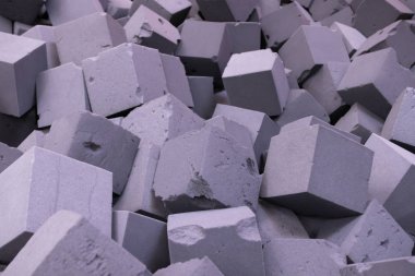 Kapalı aktivite parkında oynayan çocuklar için gri köpük küpler