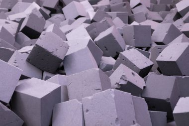 Kapalı aktivite parkında oynayan çocuklar için gri köpük küpler