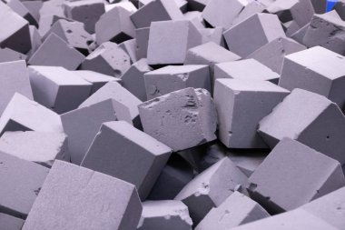 Kapalı aktivite parkında oynayan çocuklar için gri köpük küpler
