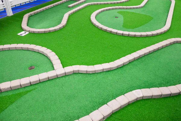 Mini campo de golfe no parque de atividades para crianças . — Fotografia de Stock