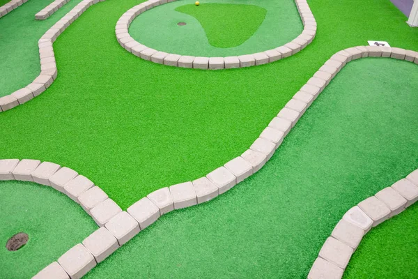 Mini campo de golf en parque de actividades para niños . — Foto de Stock