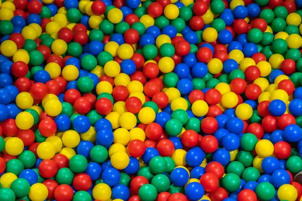 Piscine avec de nombreuses boules colorées dans la salle de jeux pour enfants . — Photo