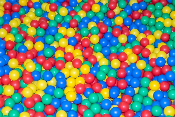 Piscine avec de nombreuses boules colorées dans la salle de jeux pour enfants . — Photo