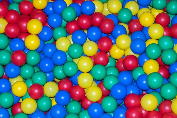 Бассейн с разноцветными мячами в детской игровой комнате . — стоковое фото