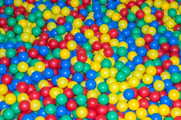 Çocuklar oyun odasında birçok renkli topları ile Havuz. — Stok fotoğraf