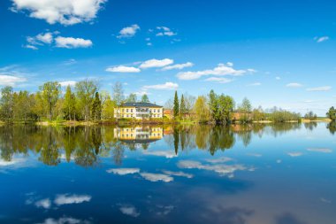 Kouvola, Finlandiya - 16 Mayıs 2019: Güzel ahşap Rabbelugn Malikanesi - Takamaan Kartano. Wrede aile evi 1820 yılında nehir Kymijoki kıyısında inşa edilmiştir.