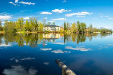 Kouvola, Finlandiya - 16 Mayıs 2019: Güzel ahşap Rabbelugn Malikanesi - Takamaan Kartano. Wrede aile evi 1820 yılında nehir Kymijoki kıyısında inşa edilmiştir.