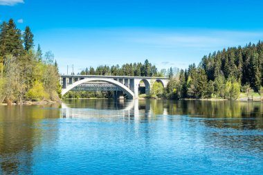 Köprü ve Kymijoki nehir sularında Finlandiya, Kymenlaakso, Kouvola, Koria bahar peyzaj