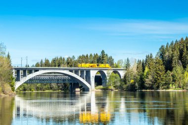 Kouvola, Finlandiya - 16 Mayıs 2019: Finlandiya'da köprü ve Kymijoki nehir sularının ilkbahar manzarası, Kymenlaakso, Kouvola, Koria