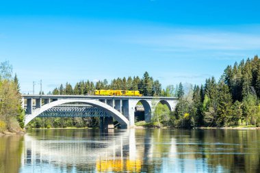 Kouvola, Finlandiya - 16 Mayıs 2019: Finlandiya'da köprü ve Kymijoki nehir sularının ilkbahar manzarası, Kymenlaakso, Kouvola, Koria
