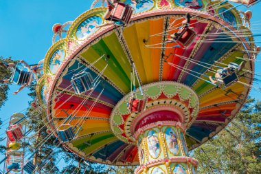 Kouvola, Finlandiya - 18 Mayıs 2019: Trip Swing Carousel eğlence parkı Tykkimaki'de hareket halinde