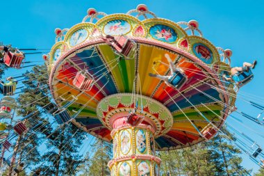Kouvola, Finlandiya - 18 Mayıs 2019: Trip Swing Carousel eğlence parkı Tykkimaki'de hareket halinde