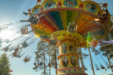 Kouvola, Finlandiya - 18 Mayıs 2019: Trip Swing Carousel eğlence parkı Tykkimaki'de hareket halinde