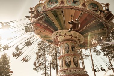 Kouvola, Finlandiya - 18 Mayıs 2019: Trip Swing Carousel eğlence parkı Tykkimaki'de hareket halinde
