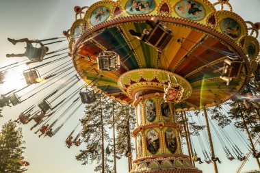 Kouvola, Finlandiya - 18 Mayıs 2019: Trip Swing Carousel eğlence parkı Tykkimaki'de hareket halinde