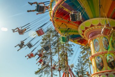 Kouvola, Finlandiya - 18 Mayıs 2019: Trip Swing Carousel eğlence parkı Tykkimaki'de hareket halinde