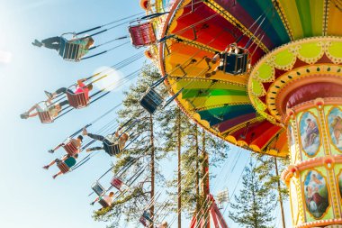 Kouvola, Finlandiya - 18 Mayıs 2019: Trip Swing Carousel eğlence parkı Tykkimaki'de hareket halinde