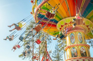 Kouvola, Finlandiya - 18 Mayıs 2019: Trip Swing Carousel eğlence parkı Tykkimaki'de hareket halinde
