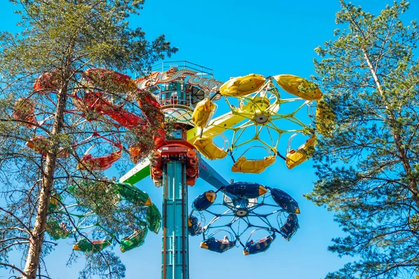 Kouvola, Finlande - 18 mai 2019 : Ride Taifun en mouvement dans le parc d'attractions Tykkimaki — Photo