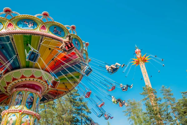 Kouvola, Finlande - 18 mai 2019 : Ride Swing Carousel en mouvement dans le parc d'attractions Tykkimaki — Photo