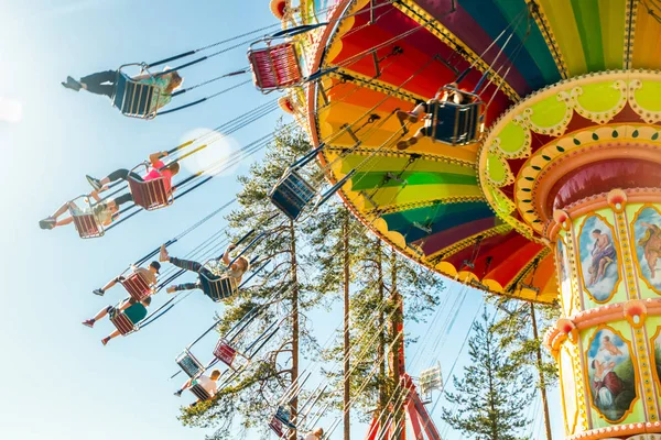 핀란드 쿠볼라 - 2019년 5월 18일: 놀이공원 타이키마키에서 움직이는 라이드 스윙 회전목마 — 스톡 사진