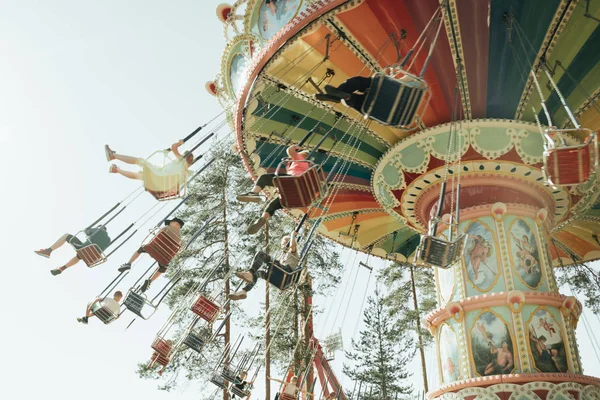 핀란드 쿠볼라 - 2019년 5월 18일: 놀이공원 타이키마키에서 움직이는 라이드 스윙 회전목마 — 스톡 사진