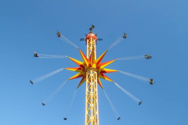 Kouvola, Finlandiya - 18 Mayıs 2019: Trip Star Flyer, Tykkimaki eğlence parkında gökyüzü arka planında hareket halinde