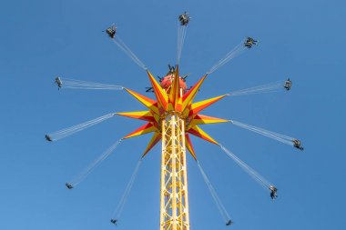 Kouvola, Finlandiya - 18 Mayıs 2019: Trip Star Flyer, Tykkimaki eğlence parkında gökyüzü arka planında hareket halinde