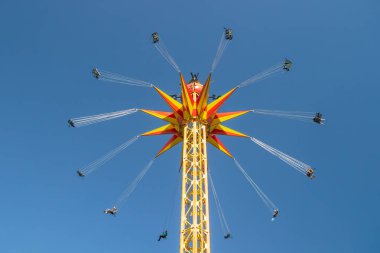 Kouvola, Finlandiya - 18 Mayıs 2019: Trip Star Flyer, Tykkimaki eğlence parkında gökyüzü arka planında hareket halinde